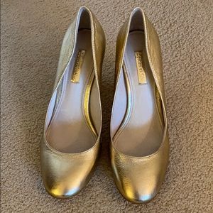 LOUISE ET CIE GOLD HEELS- SIZE 6